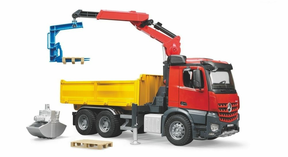 BRUDER 1:16 SCANIA SUPER 560R CONSTRUCTION TRUCK WITH CRANE AND 2 PALLETS
