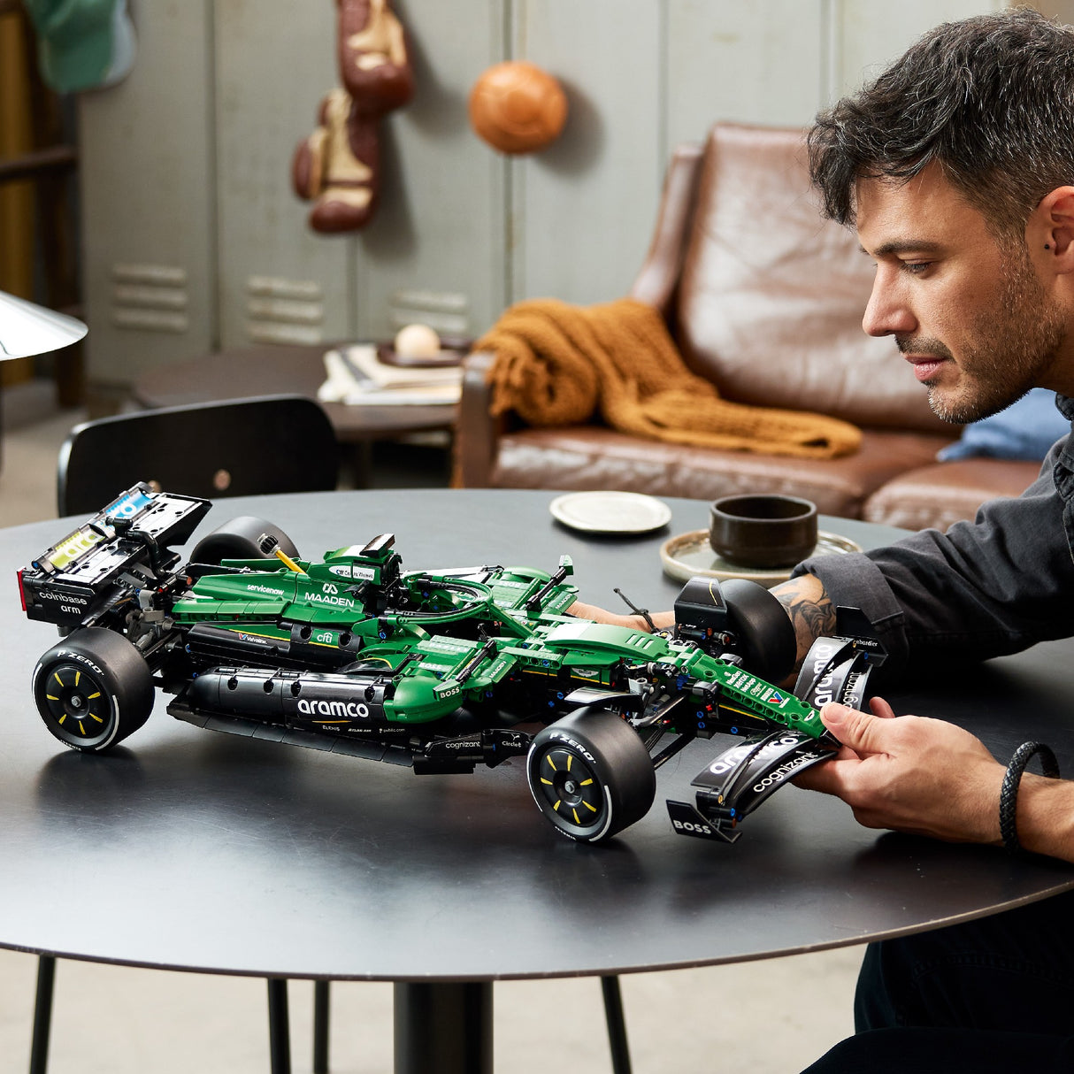 Lego 42240 Aston Martin Aramco Amr25 F1 Car Age:18+